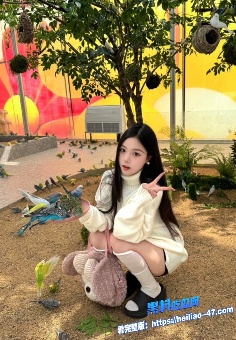 高颜值纹身精神小妹姐妹花与大叔群P视频流出齐刷刷的一起爆操精神小妹这嫩脸蛋看的人根本顶不住7