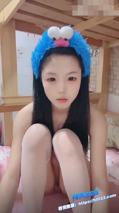 美女校花在宿舍生活装得温柔乖巧 私下却是下贱母狗 半夜偷偷扣骚逼淫水直流！图3