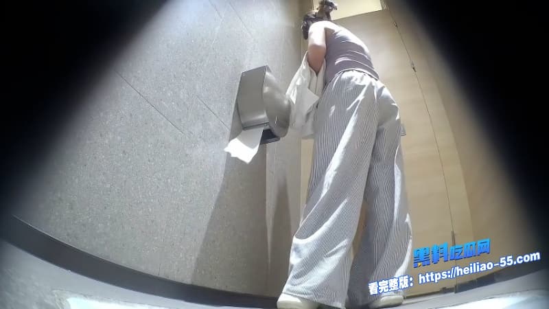女厕全景偷拍重磅流出多个靓妹蹲坑尿尿抖腿狂颤粉嫩私处尽收眼底11 女厕全景偷拍重磅流出多个靓妹蹲坑尿尿抖腿狂颤粉嫩私处尽收眼底11