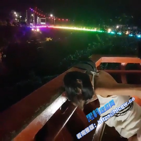 露出做爱，台湾新店碧潭桥情侣野外啪啪，玩得开会玩的女人是真的爽 车震你见过 桥震你见过吗10
