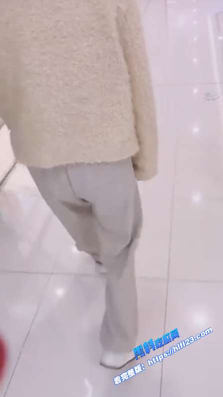 真实兄妹乱伦！为妹妹配备遥控跳蛋加上豹纹内裤 在车库里玩车震 最后在厕所内射妹妹！ 图2