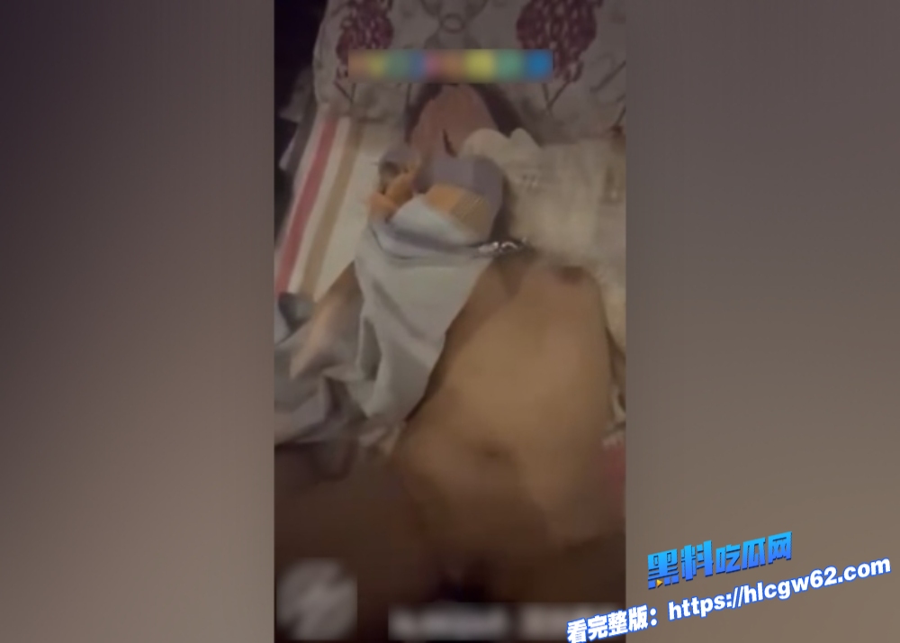 海角乱伦风骚巨乳妈妈准备出门被我软磨硬泡给我卸了精才让走超骚丝袜无毛非鲍捅起来太爽了没忍住内射了对白精彩 4