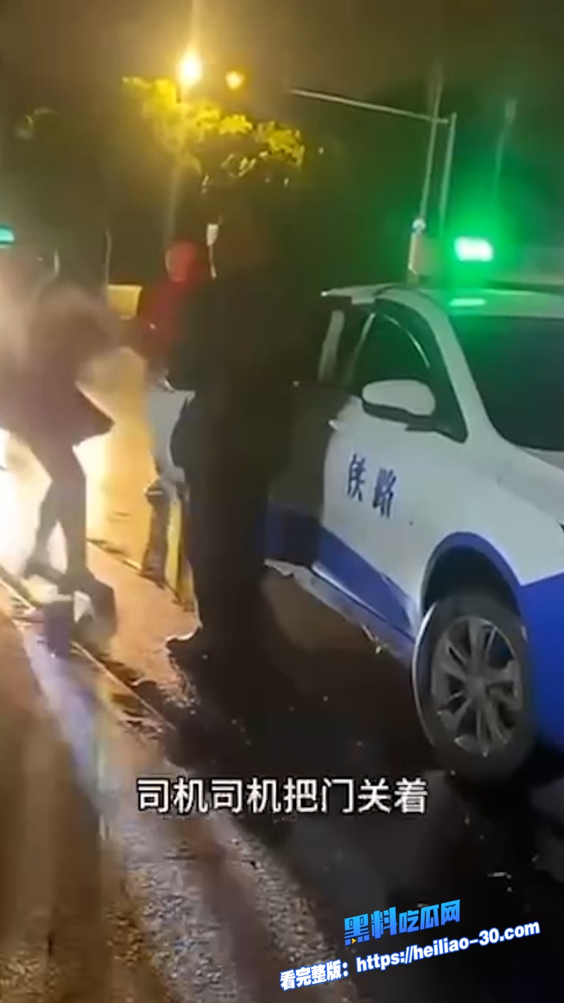 武汉情侣红衣女和兜不住屎男街头吵架完整版视频流出爱的尽头竟是恶语相向互相撕逼震惊全网 8 武汉情侣红衣女和兜不住屎男街头吵架完整版视频流出爱的尽头竟是恶语相向互相撕逼震惊全网 8