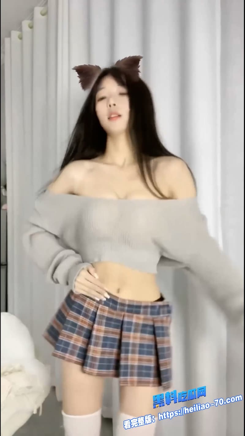 抖音网红02uiii狂抖巨乳合集来袭JK短裙热舞快把奶子晃出来 4