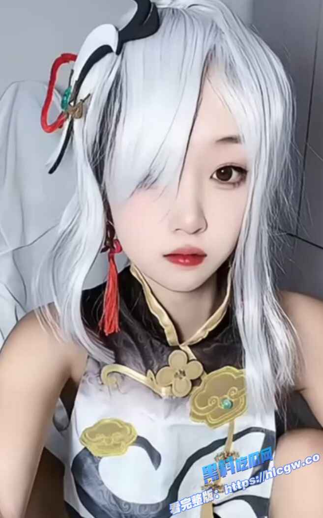 onlyfans顶级福利姬 神探狸狸 cos申鹤 高颜值配上美腿 水晶棒直捅花芯！图1