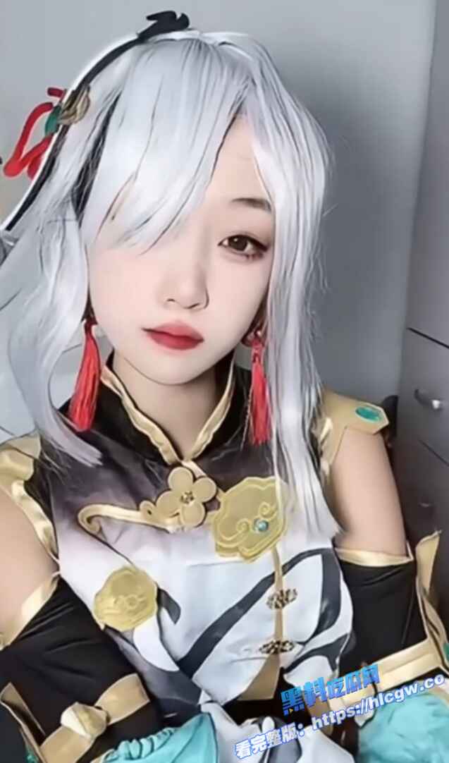 onlyfans顶级福利姬 神探狸狸 cos申鹤 高颜值配上美腿 水晶棒直捅花芯！图3