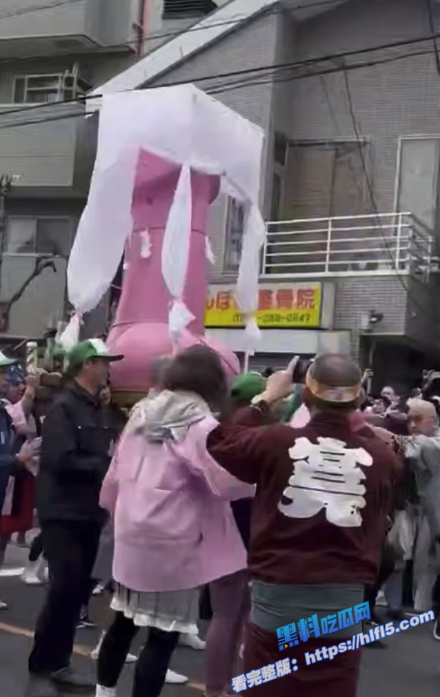 日本举办 金枪节 这一天 成千上万人举行 巨型阴茎游行 并购买主题食品和纪念品！5