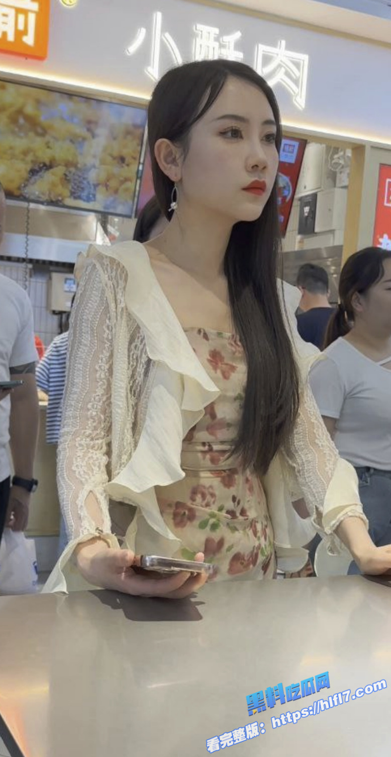街头抄底偷拍！偷拍大神抄底包臀极品少妇 可爱内内被拍的一清二楚！1