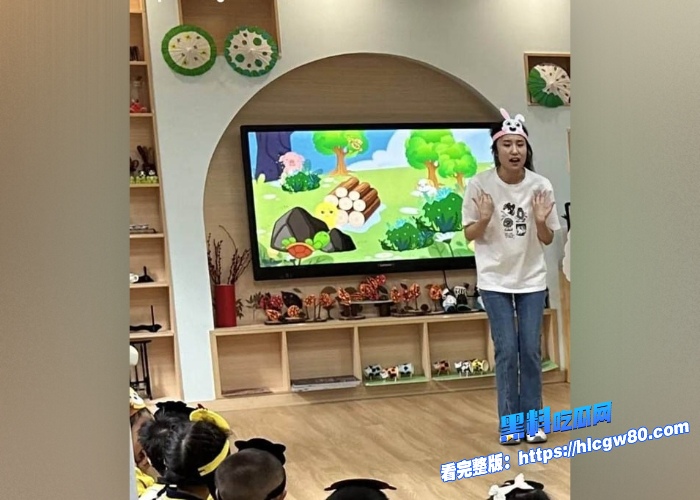 武汉99年高颜值幼师彭恋雅被学生土豪家长包养知三当三自拍性爱视频泄露身份信息也被扒出完美露脸深情含屌 图1