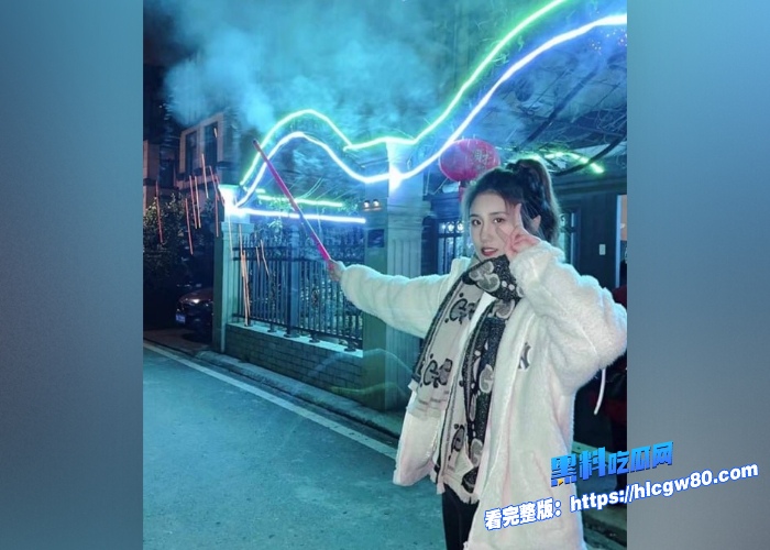 武汉99年高颜值幼师彭恋雅被学生土豪家长包养知三当三自拍性爱视频泄露身份信息也被扒出完美露脸深情含屌 图2