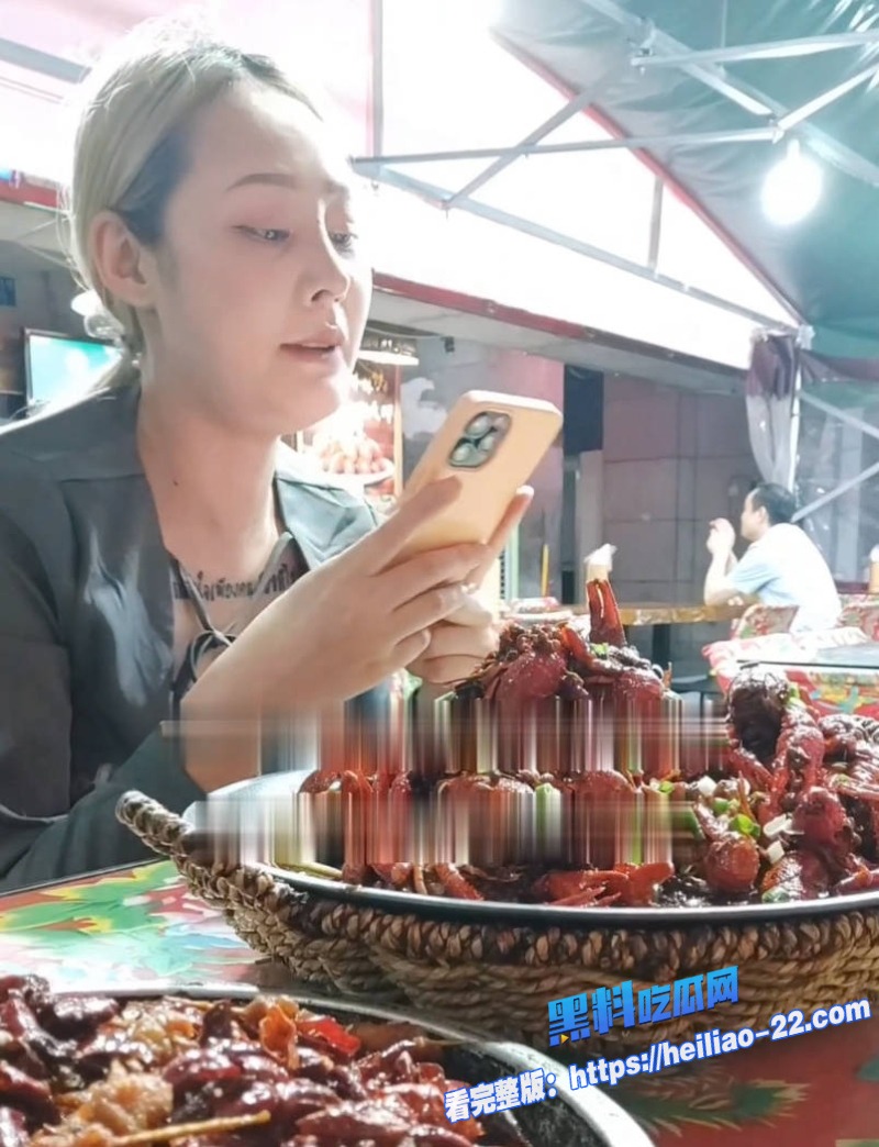 深夜派对邂逅成都纹身女DJ一顿热辣小龙虾晚餐点燃火转眼被拉进酒店开启狂野缠绵4 深夜派对邂逅成都纹身女DJ一顿热辣小龙虾晚餐点燃火转眼被拉进酒店开启狂野缠绵4