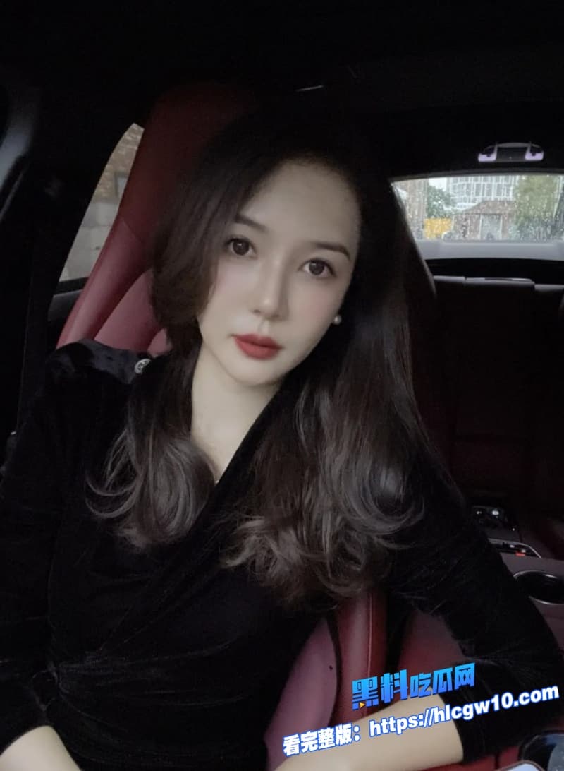 气质少妇绝美蜜桃臀丰满爆乳被男人狂操同时还自己用按摩棒震骚穴淫荡骚脸样可真够反差1