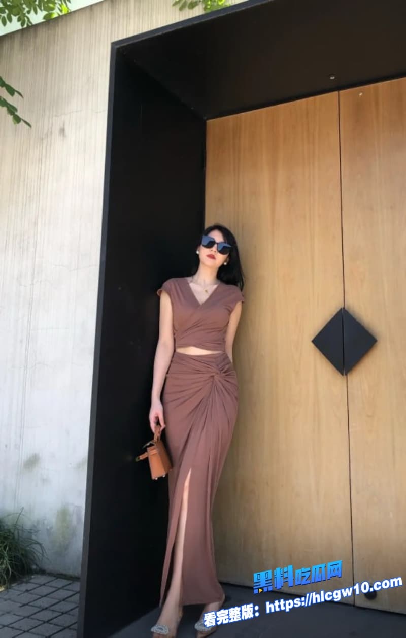 气质少妇绝美蜜桃臀丰满爆乳被男人狂操同时还自己用按摩棒震骚穴淫荡骚脸样可真够反差3