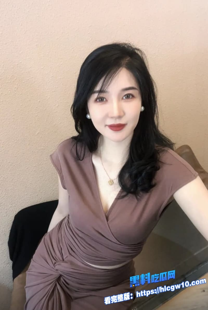 气质少妇绝美蜜桃臀丰满爆乳被男人狂操同时还自己用按摩棒震骚穴淫荡骚脸样可真够反差4