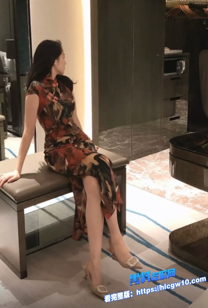 气质少妇绝美蜜桃臀丰满爆乳被男人狂操同时还自己用按摩棒震骚穴淫荡骚脸样可真够反差5