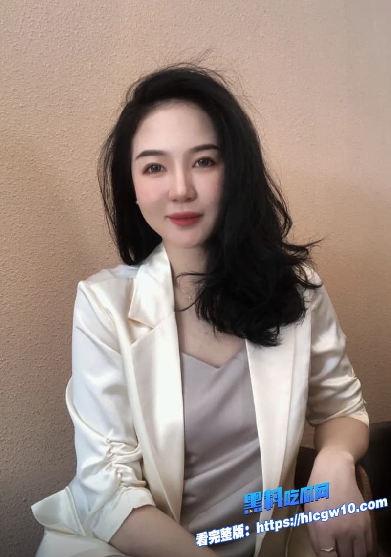 气质少妇绝美蜜桃臀丰满爆乳被男人狂操同时还自己用按摩棒震骚穴淫荡骚脸样可真够反差6
