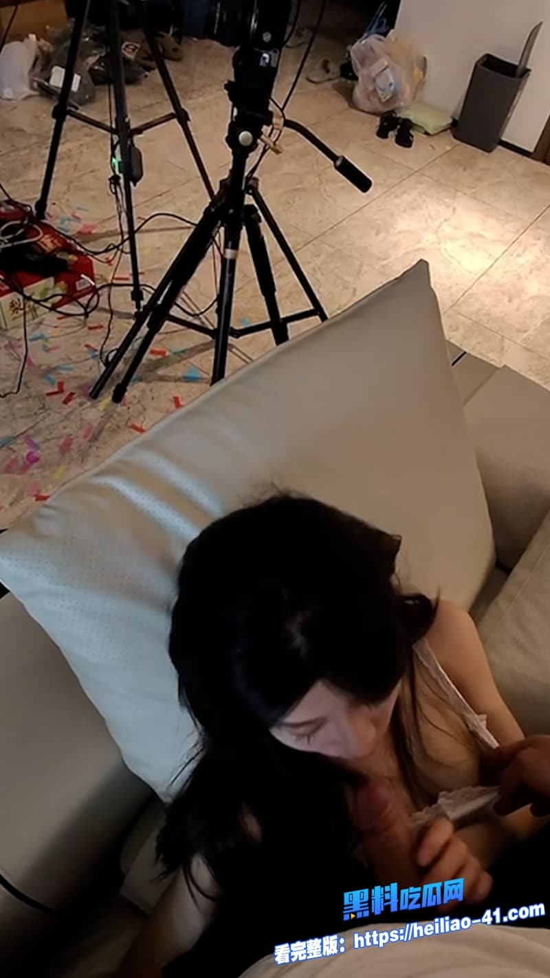抖音百万粉山城小艾 塌房了极品反差少妇大尺度性爱合集全网疯传平时清纯直播秒变骚浪也太炸裂了14