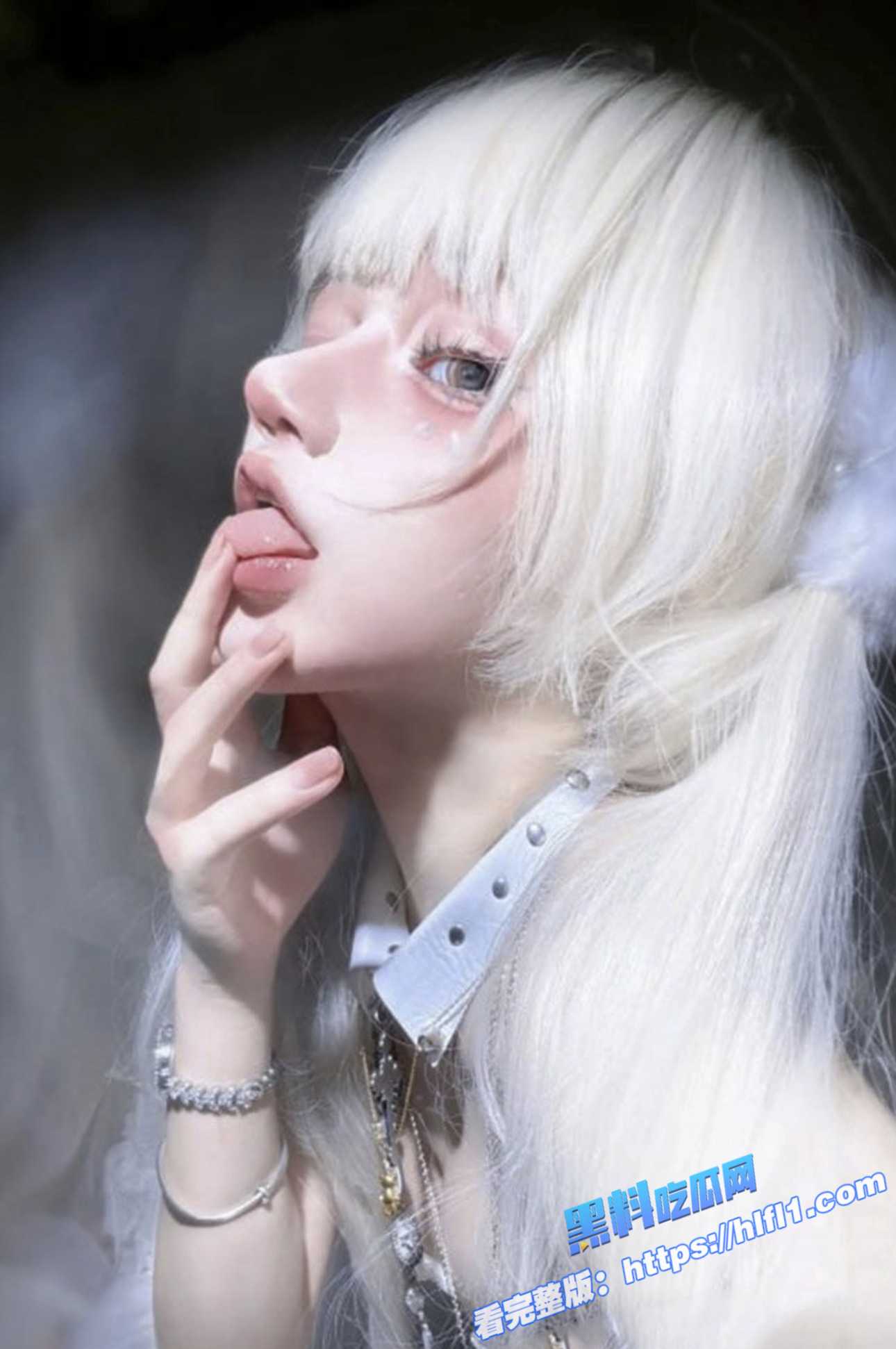 抖音B站二次元嫩妹 钙片老师 穿上情趣制服用电动玩具疯狂挑逗自己的小蜜穴！2