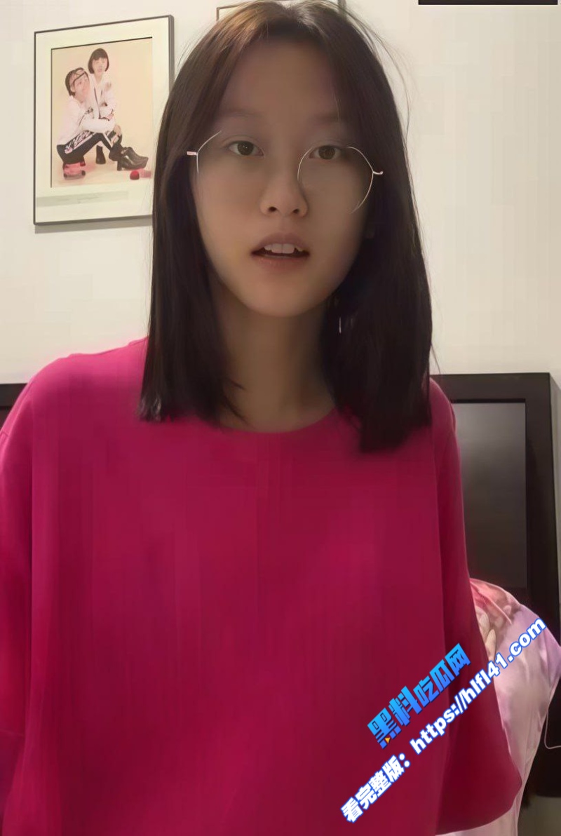广州眼镜学霸 李嘉琪 在校清纯学妹 背后是金主的母狗 听从金主1v1视频 被录屏流出！ 2