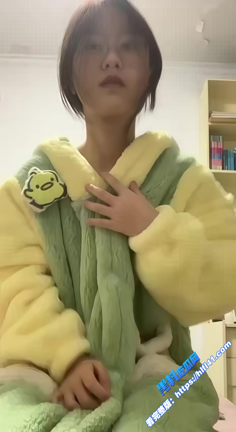广州眼镜学霸 李嘉琪 在校清纯学妹 背后是金主的母狗 听从金主1v1视频 被录屏流出！ 18