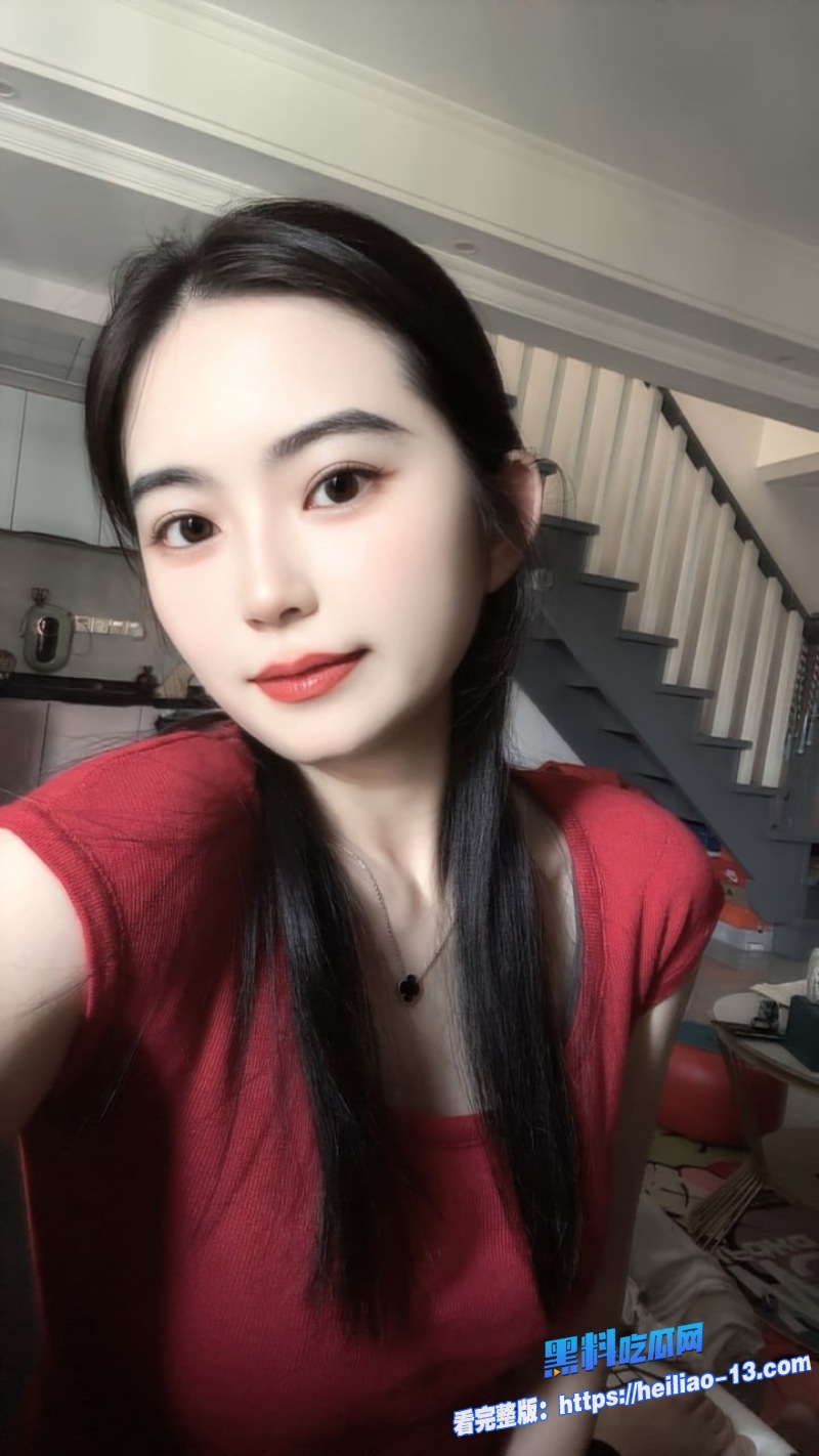 广西反差女大学生张雪薇跪地舔金主屌私拍视频流出 1