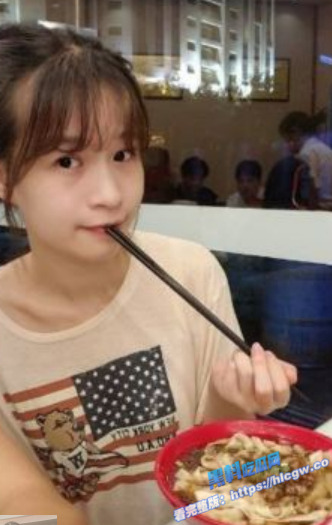 新婚人妻 刘琪琪 背着老公勾引老公朋友被抓包 白色婚纱与黑丝母狗来回切换！图1