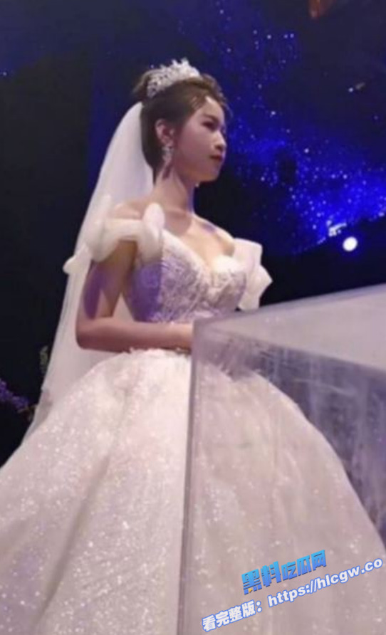新婚人妻 刘琪琪 背着老公勾引老公朋友被抓包 白色婚纱与黑丝母狗来回切换！图3