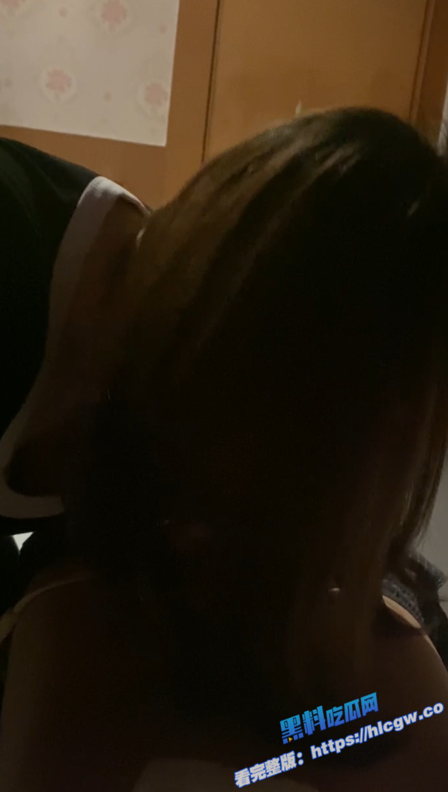 新婚人妻 刘琪琪 背着老公勾引老公朋友被抓包 白色婚纱与黑丝母狗来回切换!图8 新婚人妻 刘琪琪 背着老公勾引老公朋友被抓包 白色婚纱与黑丝母狗来回切换!图8