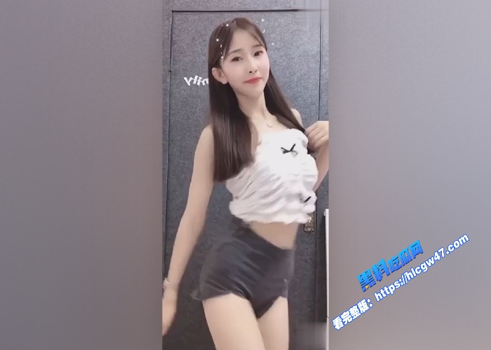在校舞蹈系大学生一字马女神抖音风热舞开档黑丝脸穴同框自慰骚气十足 图2WH700x500px 在校舞蹈系大学生一字马女神抖音风热舞开档黑丝脸穴同框自慰骚气十足 图2WH700x500px