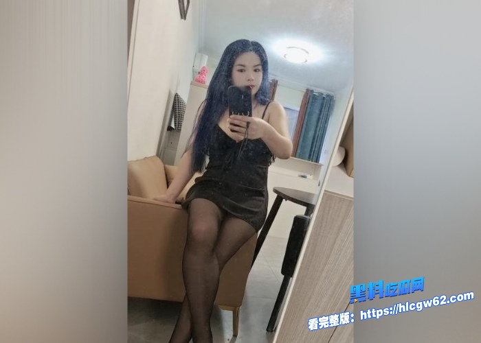 伦理足控剧情趁大嫂喝醉偷用黑丝jio足交快足射时大哥突然回来了太刺激了多角度偷拍拍摄大嫂裸足和丝袜骚脚 图1