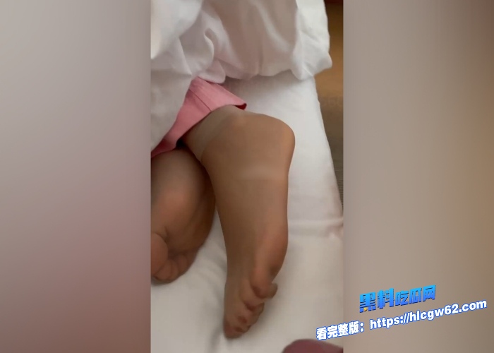 伦理足控剧情趁大嫂喝醉偷用黑丝jio足交快足射时大哥突然回来了太刺激了多角度偷拍拍摄大嫂裸足和丝袜骚脚 图3