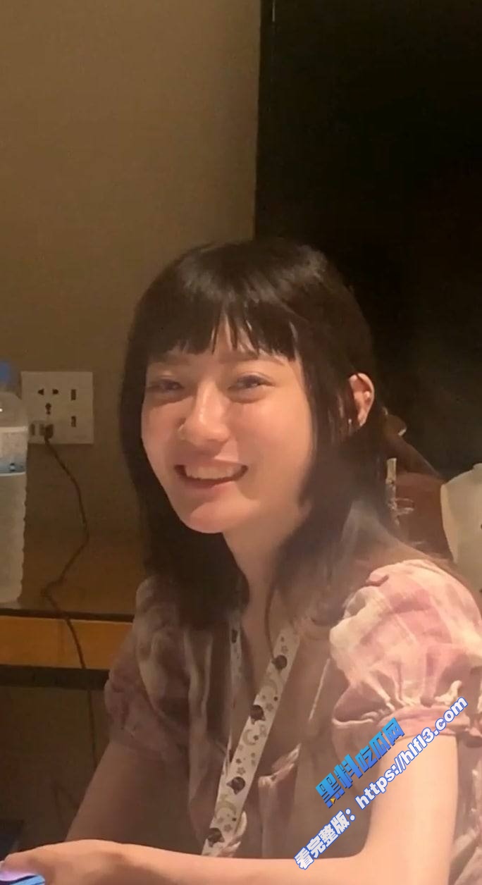 师生乱伦！传媒大学 吴嘉怡 与导师开房视频流出 小骚货还挺带感 难怪导师招架不住！1