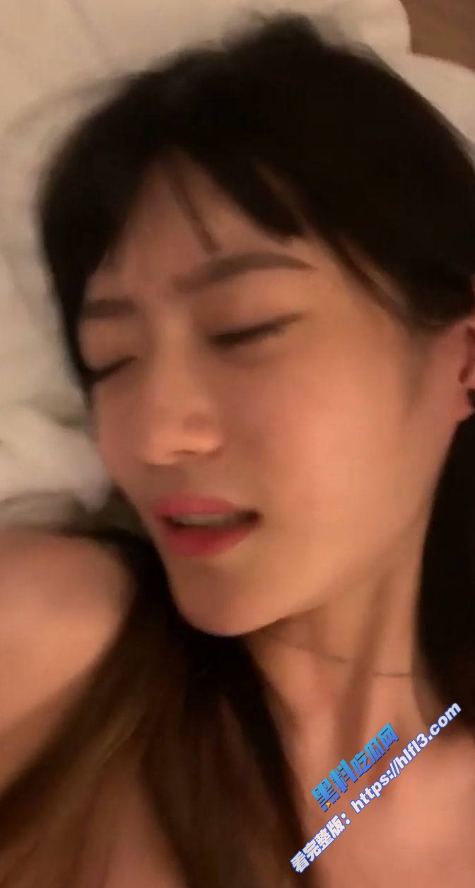 师生乱伦！传媒大学 吴嘉怡 与导师开房视频流出 小骚货还挺带感 难怪导师招架不住！2