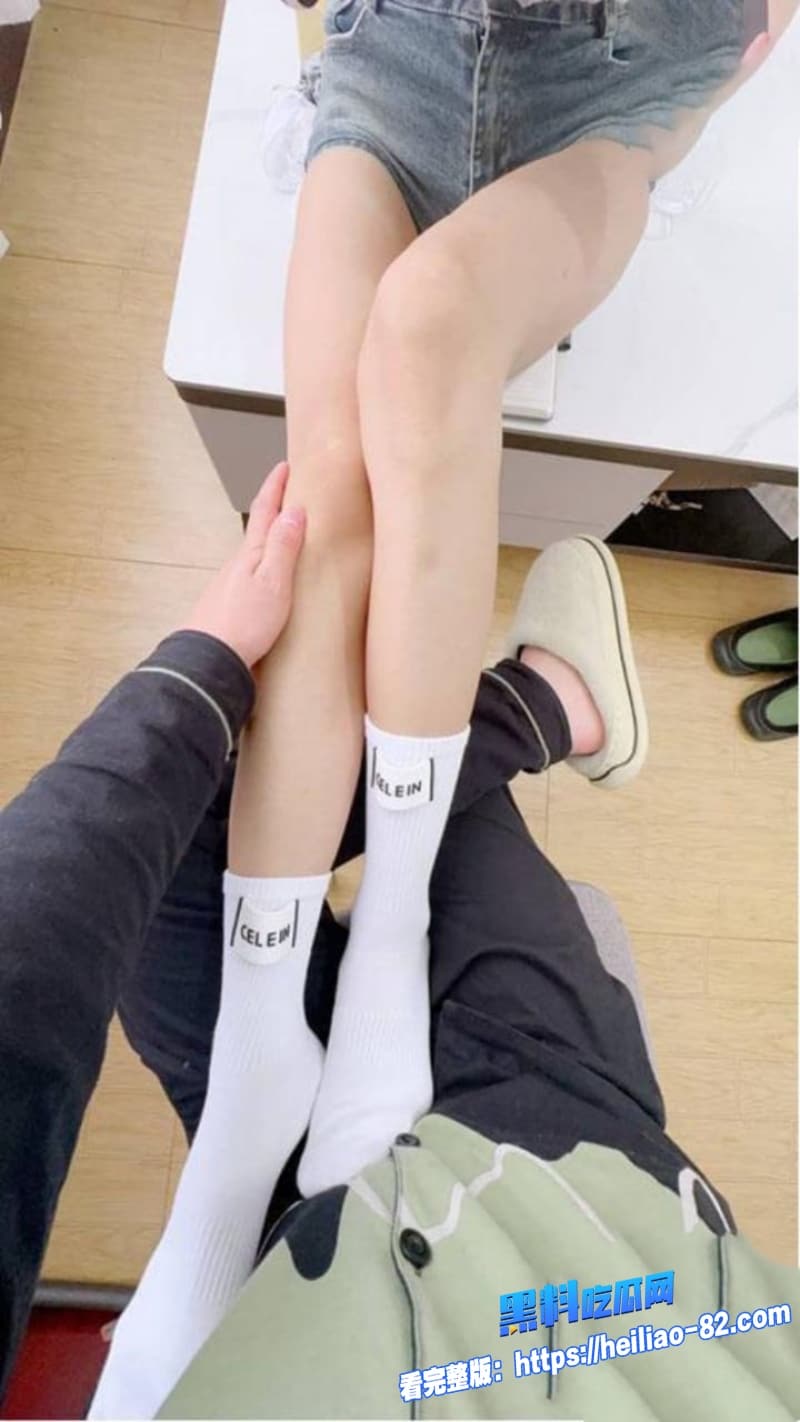 海角社区25岁长腿白虎萝莉女儿丽丽喊爸爸老公房间里乖乖打飞机又口交最后射满女儿奶子10 海角社区25岁长腿白虎萝莉女儿丽丽喊爸爸老公房间里乖乖打飞机又口交最后射满女儿奶子10