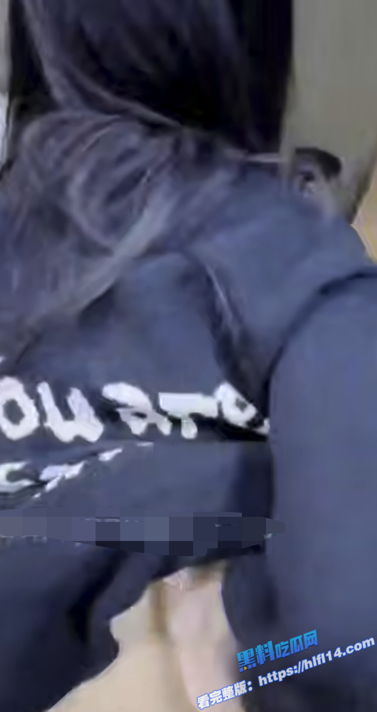 真实兄妹乱伦！妹妹在厨房和我爸打电话 趁机扯掉内裤按餐桌上狂操不敢出声！1