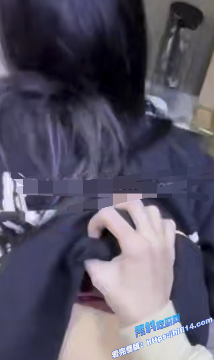 真实兄妹乱伦！妹妹在厨房和我爸打电话 趁机扯掉内裤按餐桌上狂操不敢出声！2