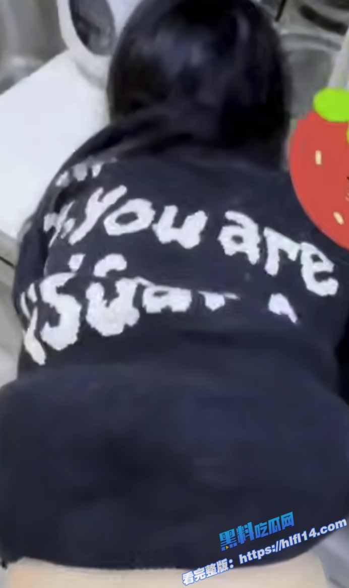 真实兄妹乱伦！妹妹在厨房和我爸打电话 趁机扯掉内裤按餐桌上狂操不敢出声！3