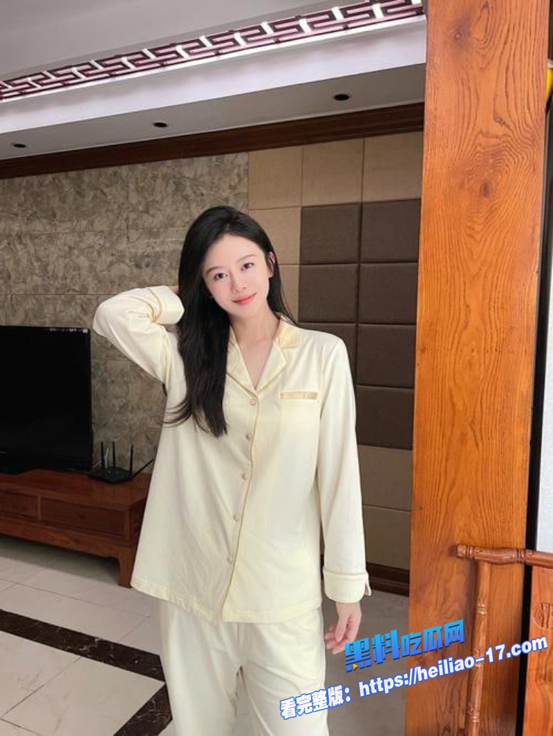 哥哥出差留嫂子在家空虚寂寞白嫩美乳优秀教师嫂子刚洗澡出浴被小叔子趁机推倒床上1