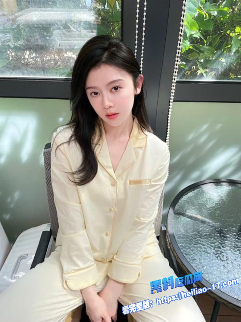 哥哥出差留嫂子在家空虚寂寞白嫩美乳优秀教师嫂子刚洗澡出浴被小叔子趁机推倒床上2