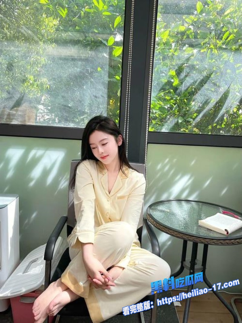 哥哥出差留嫂子在家空虚寂寞白嫩美乳优秀教师嫂子刚洗澡出浴被小叔子趁机推倒床上3
