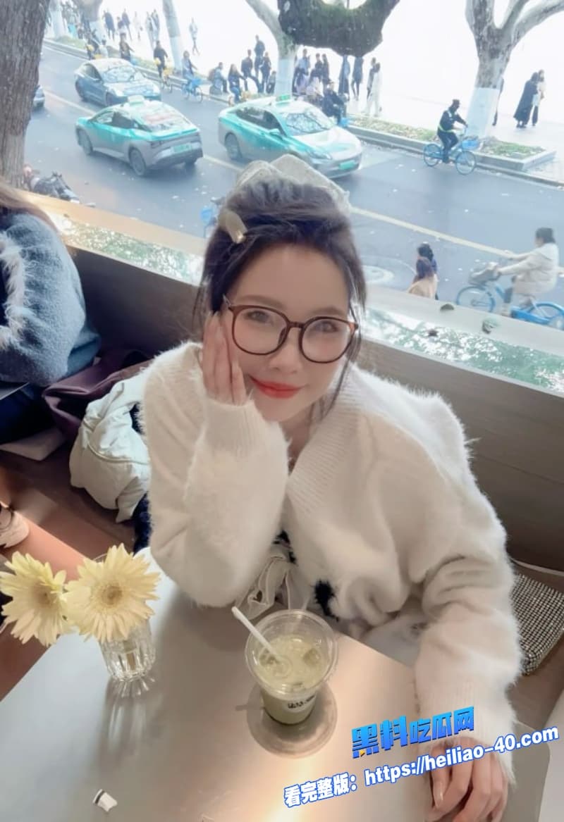 戴眼镜人妻黑丝肥臀太犯规骚少妇主动偷情骑乘小三求内射一个劲的浪叫不停2 戴眼镜人妻黑丝肥臀太犯规骚少妇主动偷情骑乘小三求内射一个劲的浪叫不停2