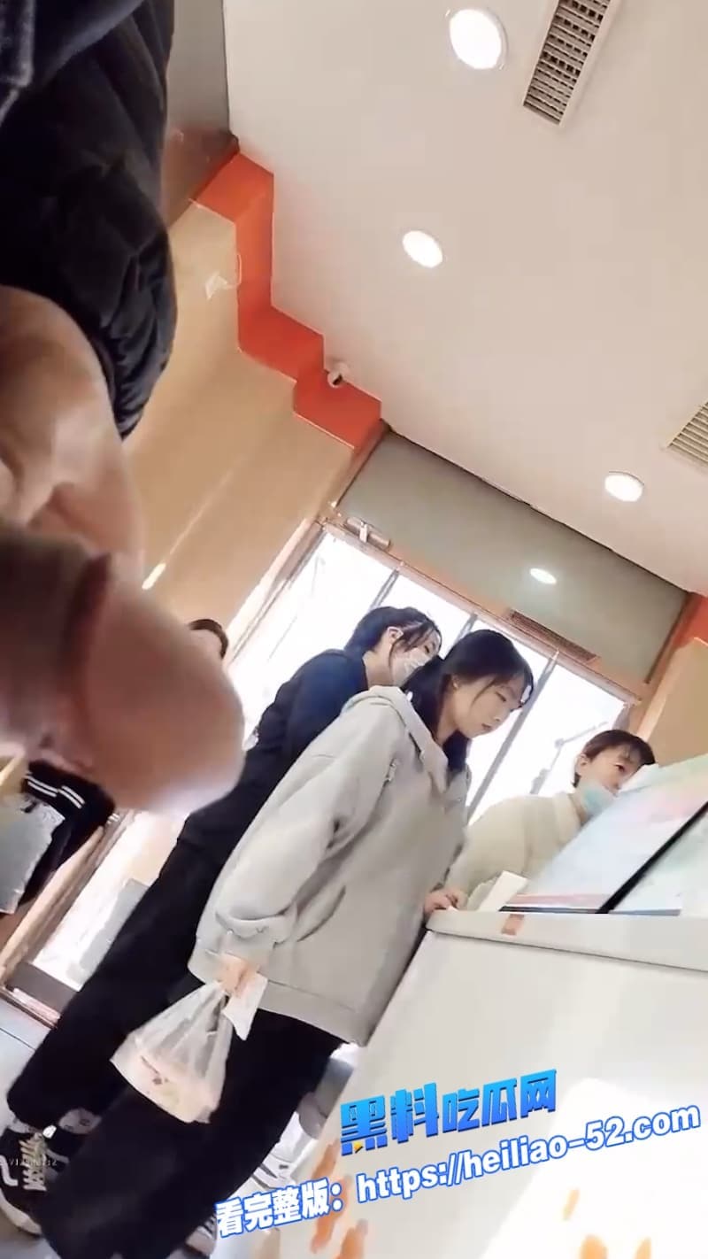 街射大神尾随美女狂射身上 一路从商场到街头精液直喷白裙黑丝腿 胆子大到离谱 5