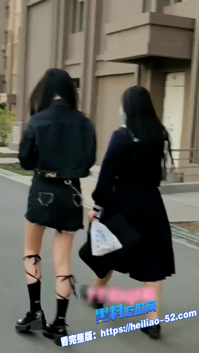 街射大神尾随美女狂射身上 一路从商场到街头精液直喷白裙黑丝腿 胆子大到离谱 10