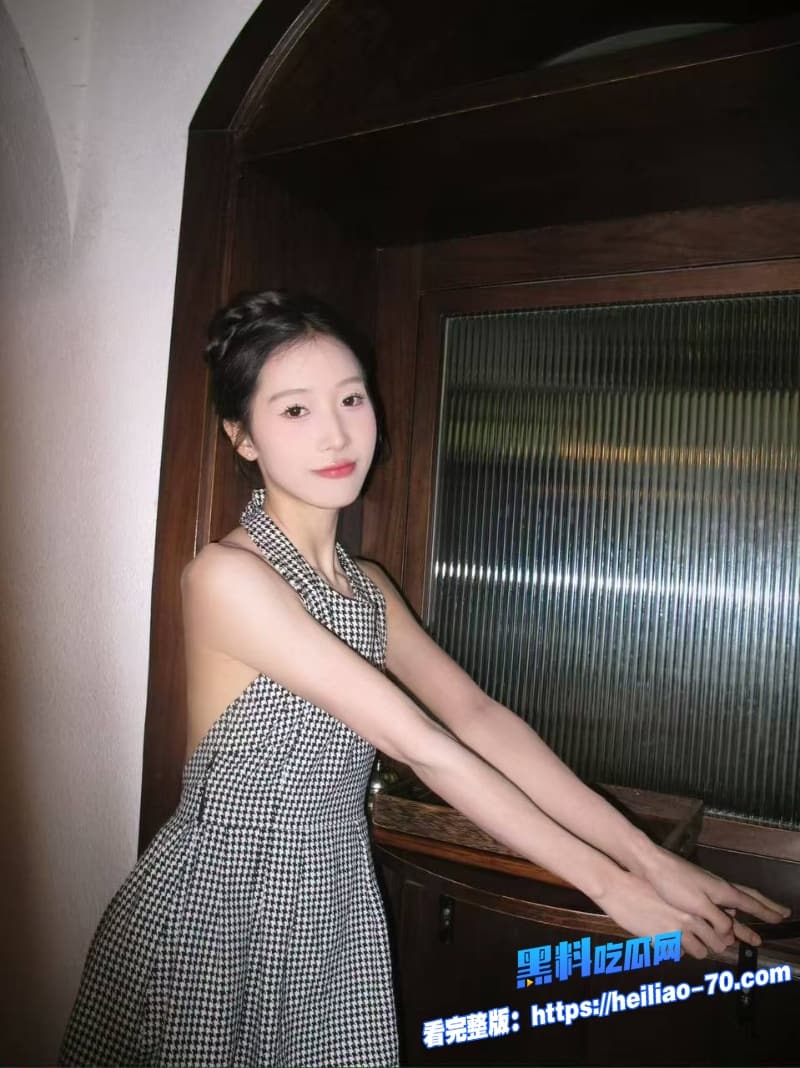海角社区19岁反差女儿穿灰丝玩手机被爸后入狂干叫闺蜜名字内射1 海角社区19岁反差女儿穿灰丝玩手机被爸后入狂干叫闺蜜名字内射1