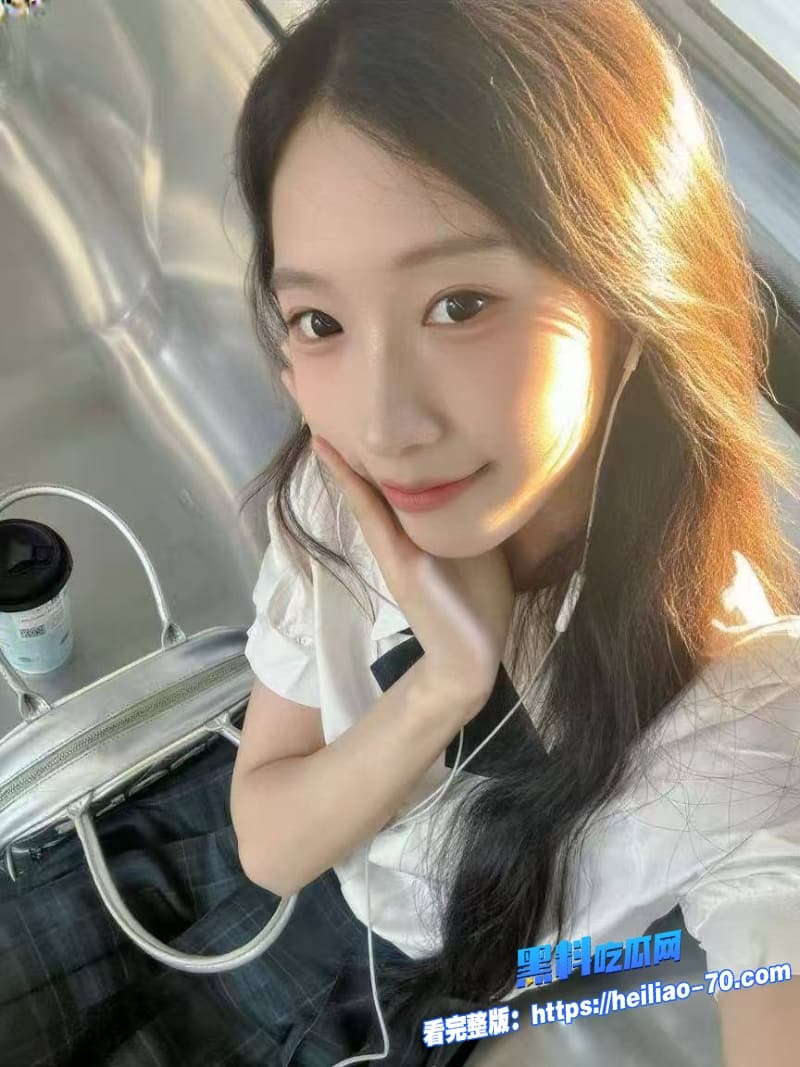 海角社区19岁反差女儿穿灰丝玩手机被爸后入狂干叫闺蜜名字内射5 海角社区19岁反差女儿穿灰丝玩手机被爸后入狂干叫闺蜜名字内射5