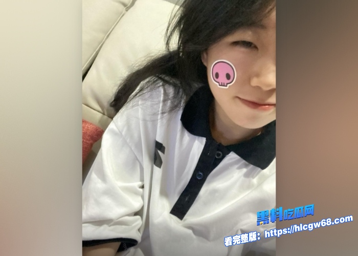 海角社区父女乱伦老爸让自己大学生女儿穿上高中校服在客厅疯狂做爱可怜的女儿小穴已经被玩肿 图4
