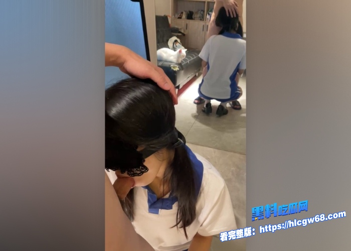 海角社区父女乱伦老爸让自己大学生女儿穿上高中校服在客厅疯狂做爱可怜的女儿小穴已经被玩肿 图5