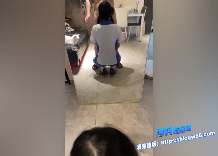海角社区父女乱伦老爸让自己大学生女儿穿上高中校服在客厅疯狂做爱可怜的女儿小穴已经被玩肿 图6