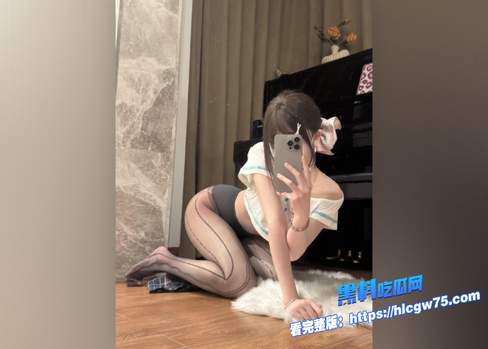 推特新晋00后超甜少女网黄洛洛幻想屋餐厅户外露出白丝美腿勾引落单小哥这种好事咋没弄到我 图1