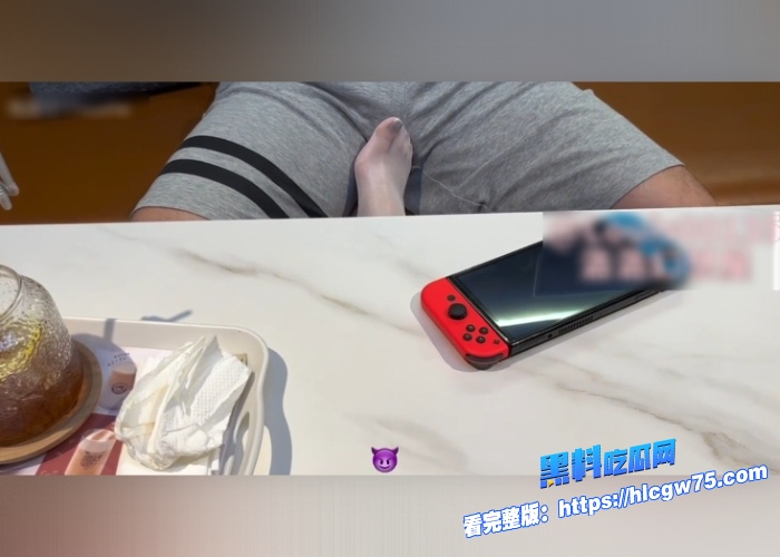 推特新晋00后超甜少女网黄洛洛幻想屋餐厅户外露出白丝美腿勾引落单小哥这种好事咋没弄到我 图5